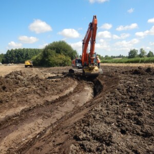 05/07 : Terrassement du nouveau lit (avant recharge granulométrique)