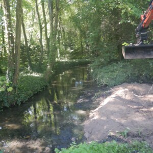 Mise en place de la berge séparant la mare du lit de l'Aunette